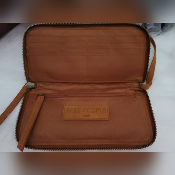 Free People Distressed Wallet in Bronze . Brand New 💎 - Picture 6 of 6